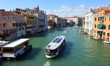 Venice, İtalya - 26 Eylül 2017: Grand Canal Vaporetto Durağı Venedik ile Accademia Köprüsü'nden görünümünü.