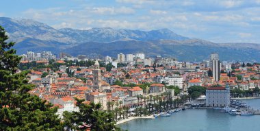 Split deniz kıyısında ve arka planda dağlar ile eski şehir görünümünü.
