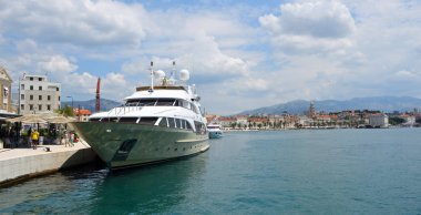 Split, Hırvatistan - 17 Haziran 2018: Split Hırvatistan demirlemiş büyük özel tekne.