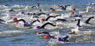 St Neots, Cambridgeshire, İngiltere - 01 Temmuz 2018: Triatlon yüzücüler nehir Ouse St Neots.