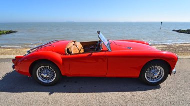 Felixstowe, Suffolk, İngiltere - 06 Mayıs 2018: Deniz kıyısındaki klasik kırmızı Mg A otomobil park.