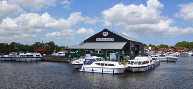 Horning, Norfolk, İngiltere - 10 Mayıs 2018: Tekne tersanesi Bure Horning Norfolk İngiltere Nehri'nin kıyısında