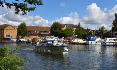 St Neots, Cambridgeshire, İngiltere - 25 Ağustos 2018: Gemilerde nehir Ouse, St Neots Cambridgeshire'deki/daki oteller.