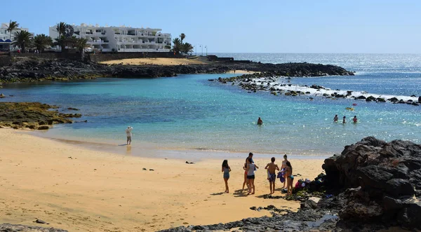  Costa Teguise, Lanzarote, İspanya - 20 Mart 2018: Görünümünü Playa Jablillo Beach Costa Teguise Lanzarote.