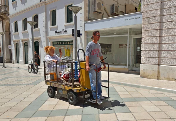 Split Kroatien Juni 2018 Lady Tar Åktur Elektrisk Bagage Vagn — Stockfoto