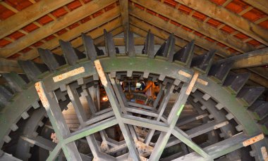 Gelgit değirmen çalışmasını su çarkı yakın çekim.