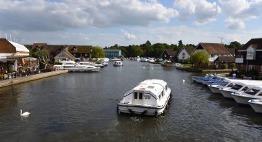 Wroxham, Norfolk, İngiltere - 10 Mayıs 2018: Nehir Bure kadınlar ile Wroxham adlı görünümünü cruise.
