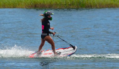 Wyboston, Bedfordshire, İngiltere - 08 Temmuz 2017: Hızda hareket kadın Motosurf rakip.