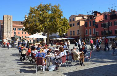 Venice, İtalya - 26 Eylül 2017: Venedik daha sessiz bir parçası Campo Santa Margherita meydanda Cafe zevk insanlar. 