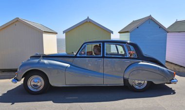 Felixstowe, Suffolk, İngiltere - 06 Mayıs 2018: Vintage gümüş ve siyah Armstrong Siddeley Otomobil plaj kulübe önünde park etmiş..