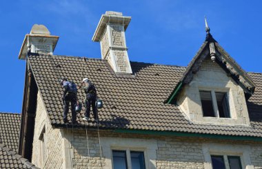 Cascais, Portekiz - 08 Mart 2016: bakım işçi iş yerinde bina Abseiling.