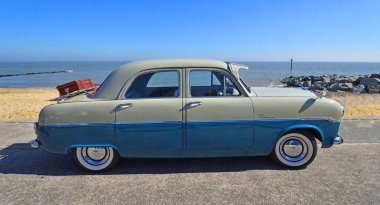 Felixstowe, Suffolk, İngiltere - 06 Mayıs 2018: Deniz kıyısındaki Park klasik mavi ve gri Ford Zodiac motorlu araç.