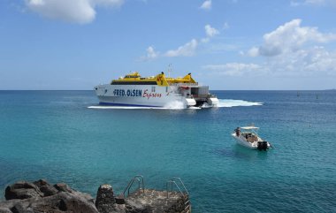 Playa Blanca, Lanzarote, İspanya: 31 Mart 2019: Fred Olsen Kanarya Adası Feribot Yelkenleri Playa Blanca Lanzarote ve Corralejo Fuerteventura