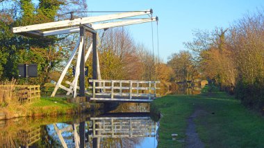 Llangollen Kanalı 'ndaki Wrenbury kilisesi kaldırma köprüsü yenilendi ve tam teşekküllü çalışıyor..
