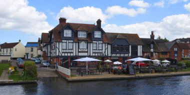 HORNING, NORFOLK, ENGLAND - 10 MAYIS 2018: Kuğu Hanı Horning Norfolk İngiltere Bure Nehri üzerinde.