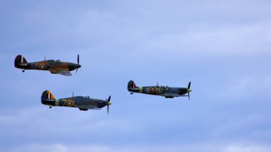 ICKwell, BEDFORDSHIRE, İngiltere - 01 Eylül 2019: Bir Supermarine Spitfire, Hawker Hurricane ve Hawker Sea Hurricane, birlikte uçuyorlar.