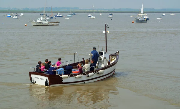 Felixstowe Sufffolk Inglaterra Abril 2014 Pequeño Ferry Través Del Río — Foto de Stock