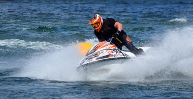 WYBOSTON, BEDFORDSHIRE, İNGİLTAN - 12 Mayıs 2019: Jet Ski yarışı yarışçısı çok fazla sprey püskürtme ile köşeyi dönüyor.