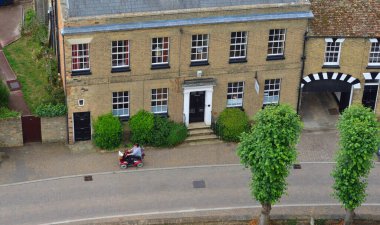 St. NEOTS, CAMBRIGESHIRE, İngiltere - 07 Temmuz 2015: Mobilite Scooter ile eski caddenin görüntüsü.