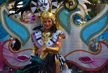 PLAYA BLANA, LANZAROTE, İspanya - 30 Mart 2019 Flamboyant Kostümlü Kadın Karnaval Dansçısı.