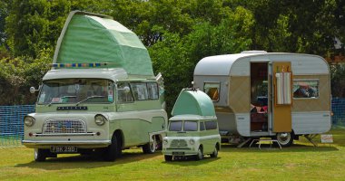 UPPER DEAN, BEDFORDSHIRE, ENGLAND - 07 Eylül 2019: Karavan ile klasik Bedford Kamp Minibüsü.