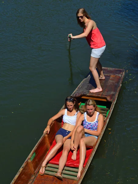 Cambridge Endland June 2015 Young Women Punting River Cam Cambridge — Stock Photo, Image