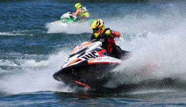 WYBOSTON, BEDFORDSHIRE, İNGİLTAN - 12 MAYIS 2019: 2 Jet Ski yarışçısı.