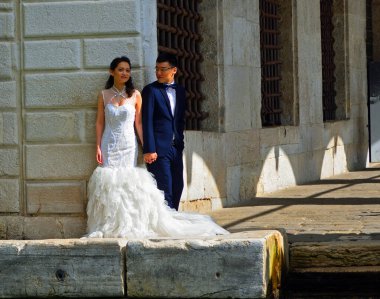 Venedik, İtalya - 25 Eylül 2017 Venedik kanalı tarafında poz veren Gelin ve Damat Düğün Çifti.