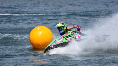 WYBOSTON, BEDFORDSHIRE, İNGİLTAN - 12 Mayıs 2019: Jet Ski yarışı yarışçısı çok fazla sprey püskürtme ile köşeyi dönüyor.
