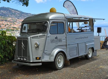 FUNCHAL, MADEIRA, PORTUGAL - 30 Haziran 2019: Funchal Madeira parkında kafe olarak kullanılan klasik Citron minibüsü.