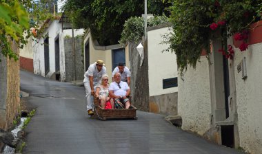 FUNCHAL, MADEIRA, PORTUGAL - 26 Haziran 2019: Funchal Madeira yaşlı çifti tepetaklak gidiyorlar.
