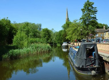 St. Ives, CAMBRIDGESHIRE, İngiltere - 28 Mayıs 2020: St Ives Eski Nehir Limanı, All Saints Kilisesi ve Holt Adası.