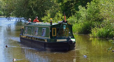 ST IVES, CAMBRIDGESHIRE, İNGİLTAN - 28 Mayıs 2020: St Ives Cambridgeshire 'deki Ouse Nehri' ndeki Kanal Teknesi.