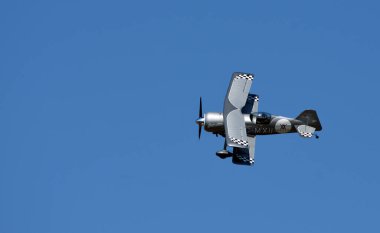 Küçük Gransden, CAMBRIDGESHIRE, İngiltere - 25 AĞUSTOS 2019: Pitts Model 12 dumanlı yol ve mavi gökyüzü.