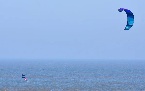 Felixstowe Suffolk England Juni 2020 Kitesurfer Zee Surfer Vlieger Met — Stockfoto
