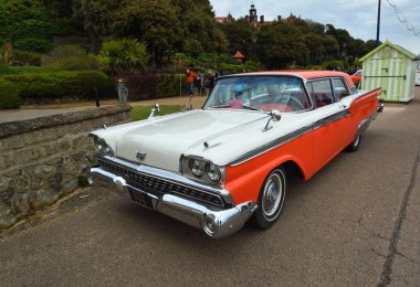 FELIXSTOWE, SUFFOLK, İngiltere - Mayıs 05, 2019: Klasik Amerikan Ford Galaxie otomobili ağaçların önüne park edildi.