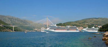 DUBROVNIK, CROATIA - 16 Haziran 2013: Tudjman Köprüsü 'ne yakın Gruz Limanı' nda demirlemiş üç yolcu gemisi.