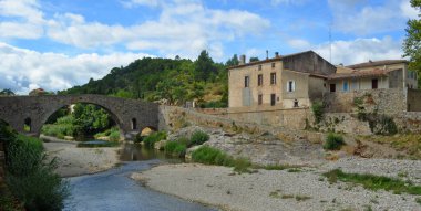 Lagrasse, Aude, Languedoc France. Ortaçağ Köprüsü nehri ve tarihi binalar