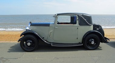 FELIXSTOWE, SUFFOLK, İngiltere - 07 Mayıs 2017: Klasik Lanchester 10 Coupe deniz kenarına park edilmiş.