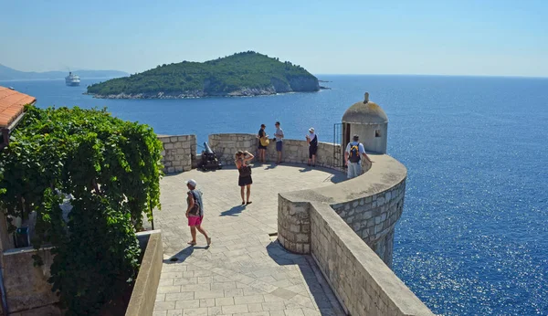 Dubrovnik Kroatia Wrzesień 2012 Dubrownicki Mur Miejski Turystami Wyspa Lokrum — Zdjęcie stockowe