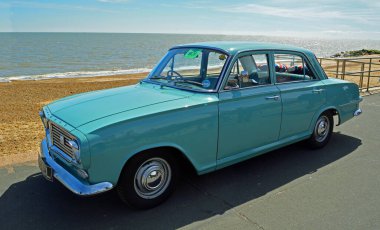 FELIXDTOWE, SUFFOLK, İngiltere - MAYIS 01, 2016: Klasik Açık Mavi Vauxhall Victor arabası deniz kenarında park halinde.