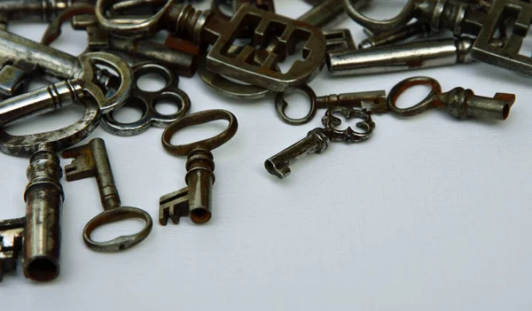 Antique Keys Background White Copy Space — Stock Photo, Image