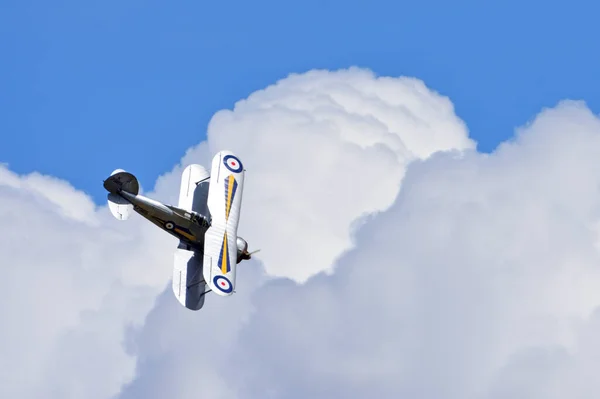 Ickwell Bedfordshire Polska Sierpnia 2020 Gloster Gladiator Locie Chmurą Niebieskim — Zdjęcie stockowe