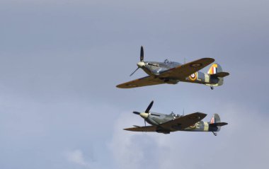 ICKwell, BEDFORDSHIRE, ENGLAND - 02, 2020: Klasik Supermarine Spitfire MK VC G-AW11 AR501 ve Hawker Sea Kasırgası 1B Z 7015 uçakları