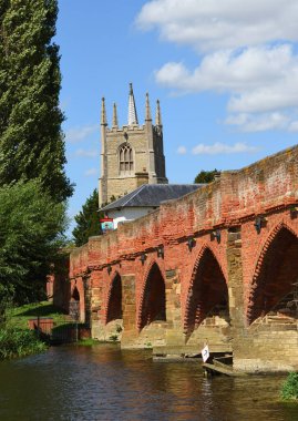 Büyük Barford yük beygiri köprüsü ve All Saints kilise kulesi. Bedfordshire İngiltere.