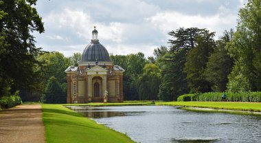 SILSOE, BEDFORDSHIRE, İngiltere - Eylül 04, 2020: The Thomas Archer Pavillion ve Long Canal Wrest Park Bedfordshire.