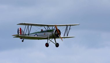 ICKwell, BEDFORDSHIRE, İngiltere - EYLÜL 06 Eylül 2020: Koyu bulutlu uçuş arka planında klasik Avro 621 Özel Hava Arkaplanı.