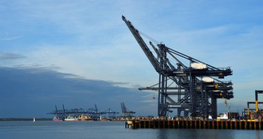 FELIXSTOWE, SUFFOLK, İNGİLYA - 09 Kasım 2019: Felixstowe Rıhtımı Geceleri ışıklar açık.