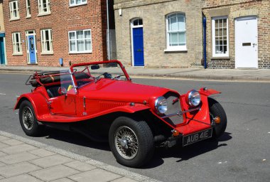 ST IVES, CAMBRIDGESHIRE, İngiltere - 28 Mayıs 2020: eski St Ives kasabasında park edilmiş Kızıl Kılıçbalığı spor arabası.