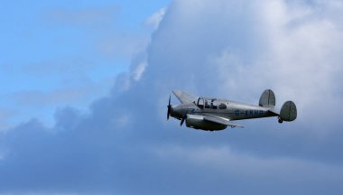 ICKwell, BEDFORDSHIRE, İngiltere - Eylül 06, 2020: Vintage Miles M65 Gemini, G-AKHP uçağı bulutlu gökyüzüne karşı uçuyor.